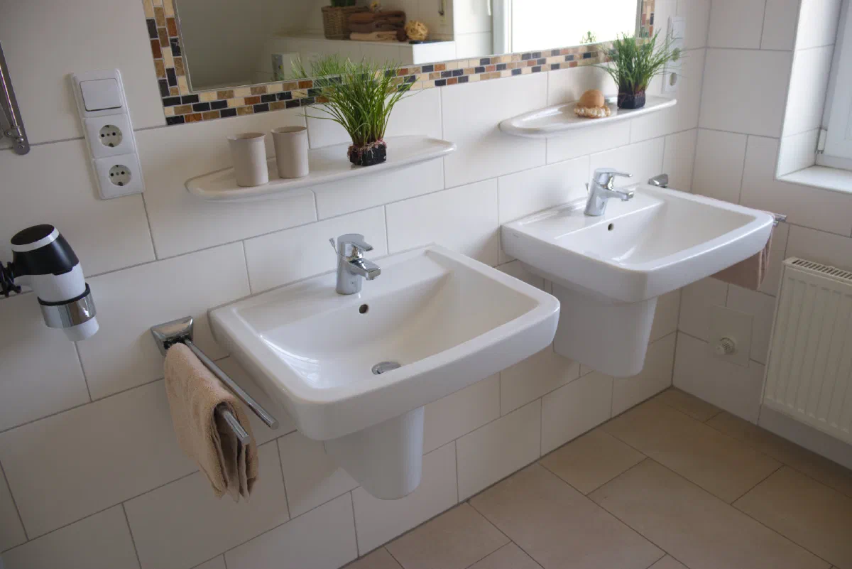 Badezimmer mit zwei Waschbecken