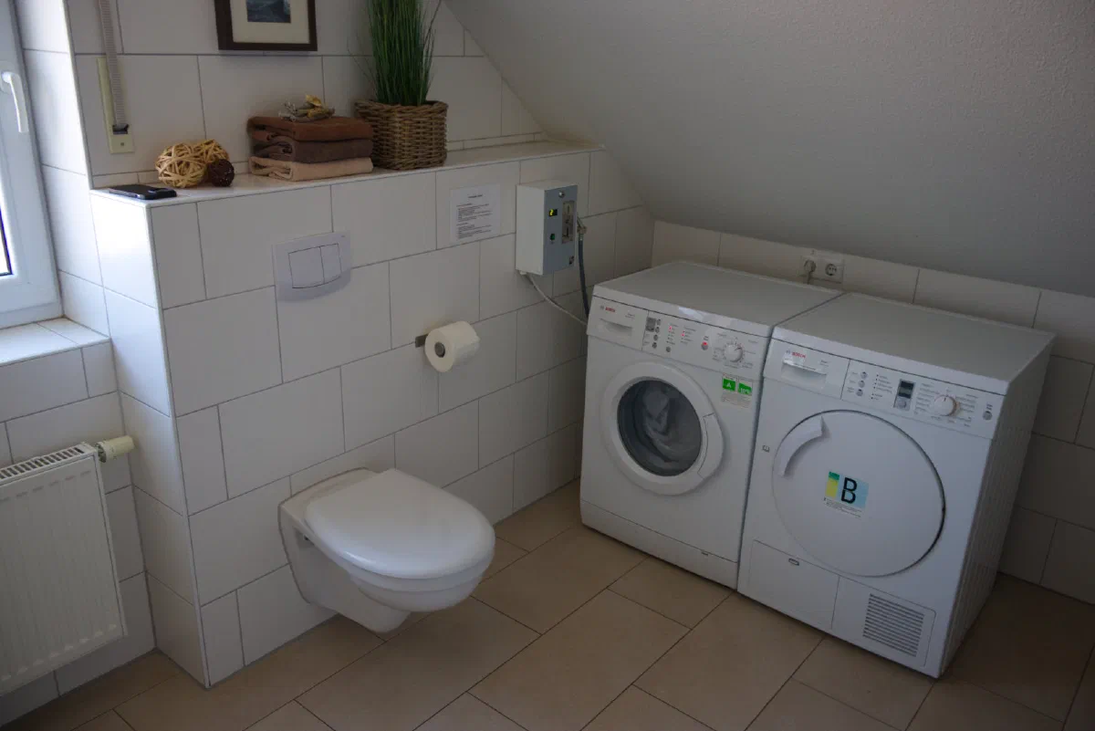 Badezimmer mit Waschmaschine und Trockner